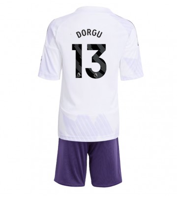 Manchester United Patrick Dorgu #13 Replika Babytøj Udebanesæt Børn 2025-26 Kortærmet (+ Korte bukser)